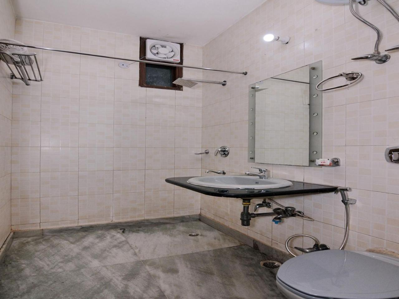 Oyo Flagship 592 Hauz Khas Village Нью-Дели Экстерьер фото